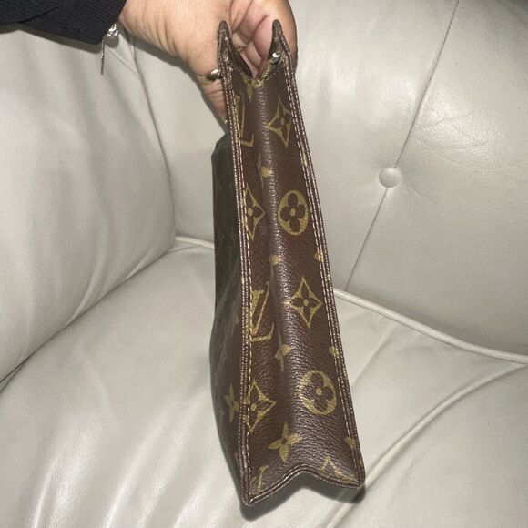Authentic Louis Vuitton Monogram Toiletry Pouch 26 M47542 - Picture 4 of 15